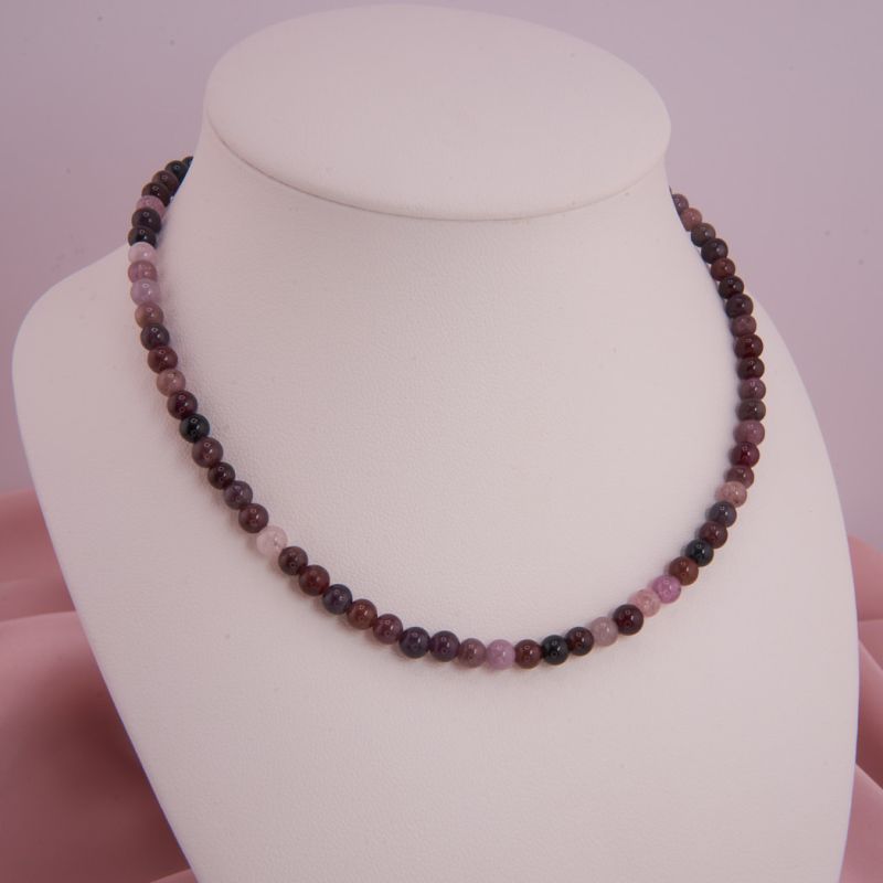 Preview: Bunte Spinellkette, Collier auf einer Schmuckbüste präsentiert.